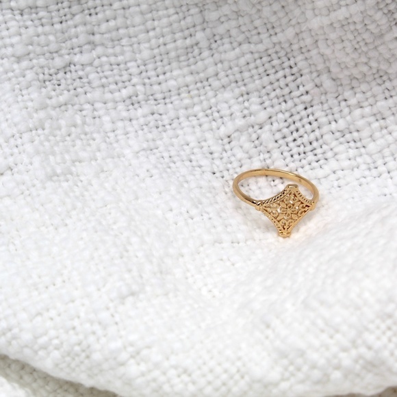 Vintage Hollow Floral Gold Ring - Picture 2 of 10